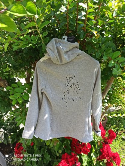 Veste à capuche brodée